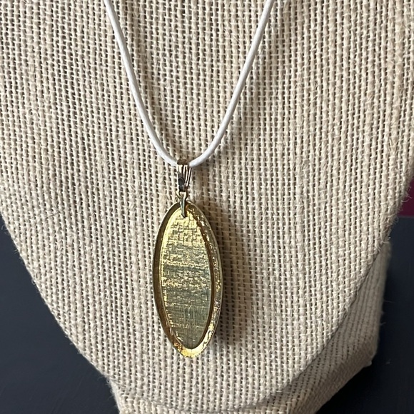 Vintage Hand Painted Blue Cornflowers on Porcelain in Gold Tone Setting Necklace - Picture 4 of 5